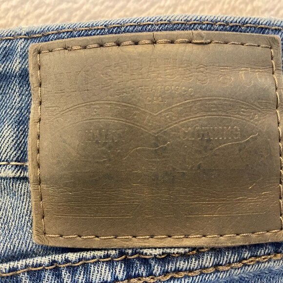 Levis Womans Jeans Size 18W 34x32 Distressed Blue Denim Comfortable Mid Rise - Picture 13 of 16